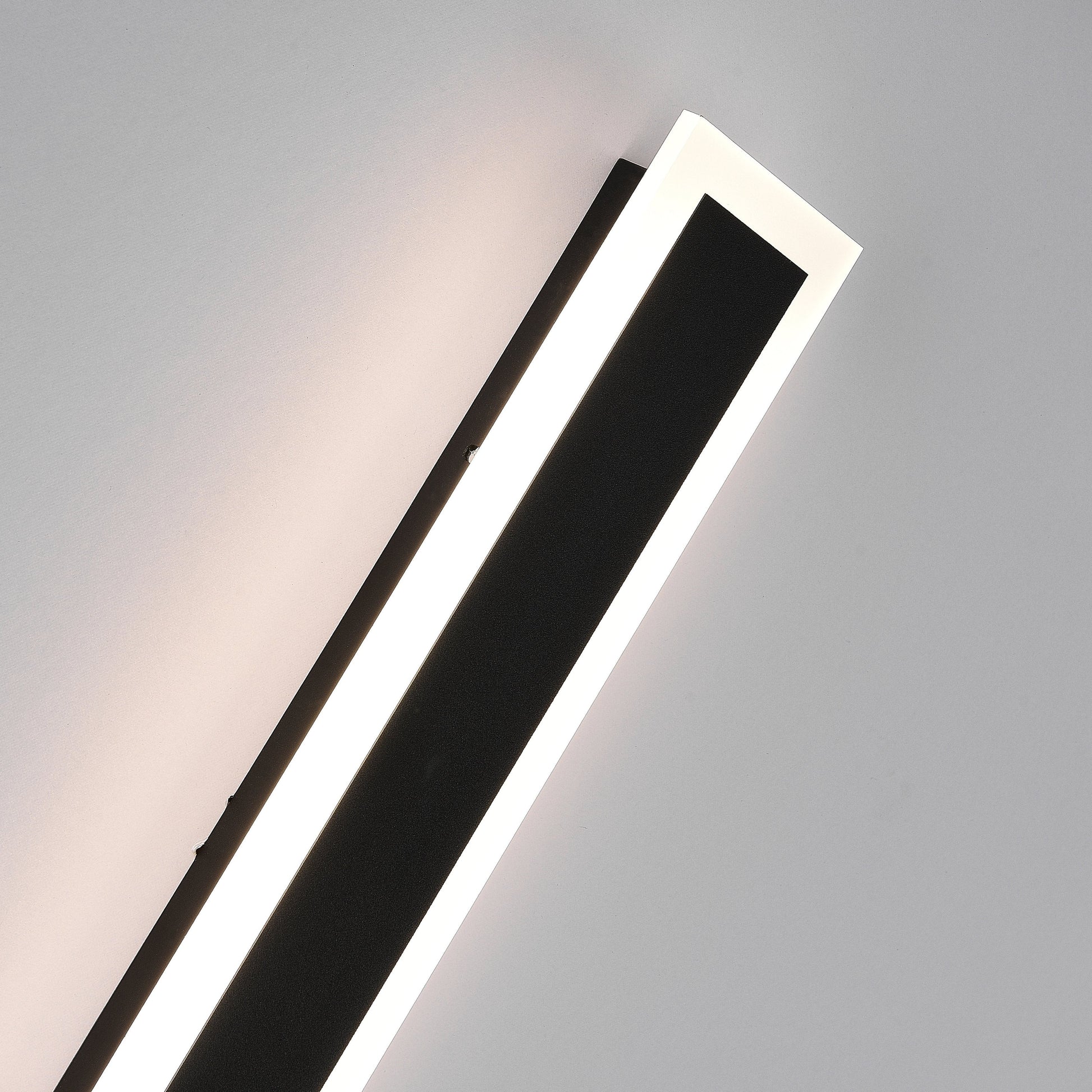 Vynn Series | Outdoor Wall Lamp with Transparent Acrylic Pane | Weather-Resistant Design for Timeless Elegance 5